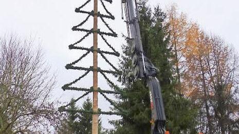 Mit einem Lkw-Kran wurde der drei Tonnen schwere Koloss in Marienweiher aufgestellt. Foto: Klaus-Peter Wulf