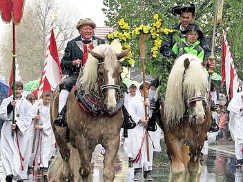 Zwei Reiter mit gelben Kreuzen führten den Georgi-Ritt in Effeltrich an.  Fotos: Dagmar Niemann