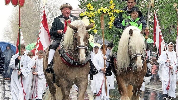 Zwei Reiter mit gelben Kreuzen führten den Georgi-Ritt in Effeltrich an.  Fotos: Dagmar Niemann