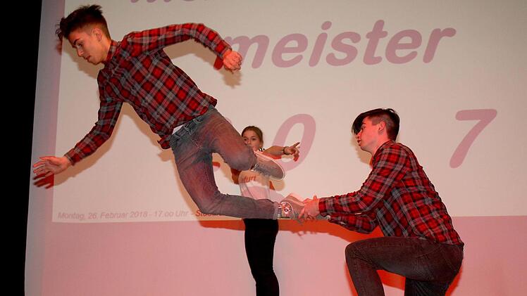 Fast schon olympiareif waren die Darbietungen der äußerst erfolgreichen Hip-Hop-Formation "Cervine-Crew" (im Bild Kaan und Manu) aus Schweinfurt bei der Sportlerehrung der Stadt Haßfurt.Ralf Naumann