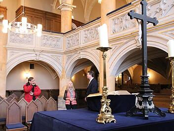 Wilfried Paul, Gisela Maria Paul und Erbprinz Hubertus von Sachsen-Coburg und Gotha in der Callenberger Schlosskapelle. Foto: Simone Bastian