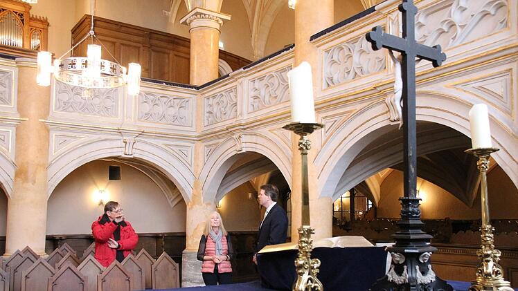 Wilfried Paul, Gisela Maria Paul und Erbprinz Hubertus von Sachsen-Coburg und Gotha in der Callenberger Schlosskapelle. Foto: Simone Bastian