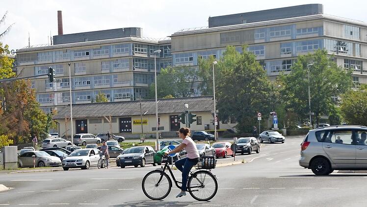 Zwischen den Schaeffler-Bauten im Hintergrund und der Hans-Maier-Straße (vorne) soll neues Baurecht geschaffen werden, die stillgelegte und teilweise bereits abmontierte Bahntrasse soll auf knapp 800 Metern Länge keine Rolle mehr spielen. Auch der Campingbahnhof (flacher Bau) zählt zu den Bahnanlagen.  Foto: Bernhard Panzer