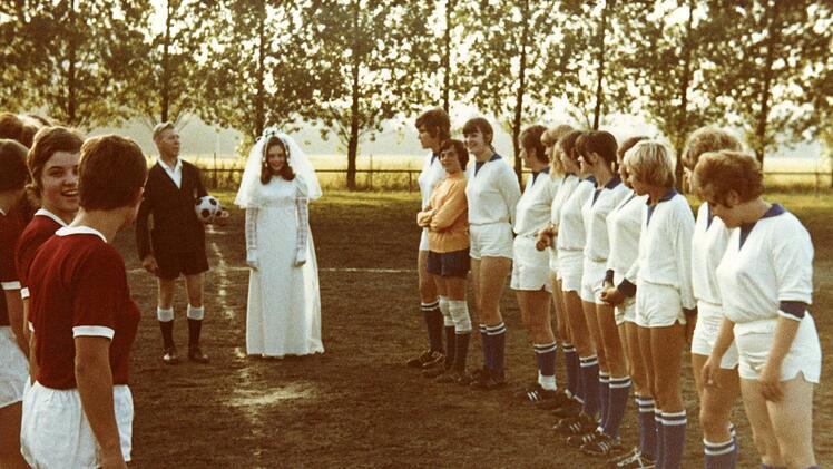 Spalierstehen für die Braut Irene Masurek, mit Schiri Adam Thauer, der die meisten Heimspiele der Münnerstädterinnen pfiff.Quelle Rosemarie Endres