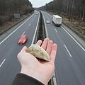 Am Mittwochnachmittag, dem 15. Mai, wurde ein Mann bei Hirschaid wohl Opfer eines Steinewerfers. Symbolfoto: Michael Gruendel