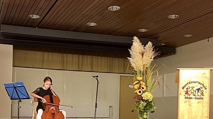Katharina spielt zu Eröffnungsfeier der Montessorischule in Münnerstadt auf dem Cello.Katharina spielt zu Eröffnungsfeier der Montessorischule in Münnerstadt auf dem Cello.