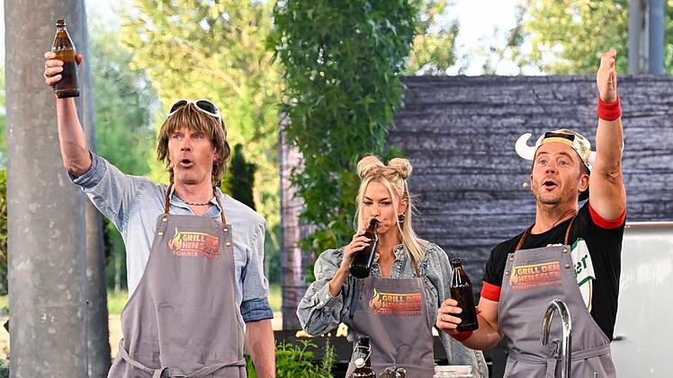 Prost! Mickie Krause, Isi Glück und Korenz Büffel (von links) wollten Steffen Henssler abkochen. Das Stimmungsbier blieb ihnen dann aber fast im Halse stecken.