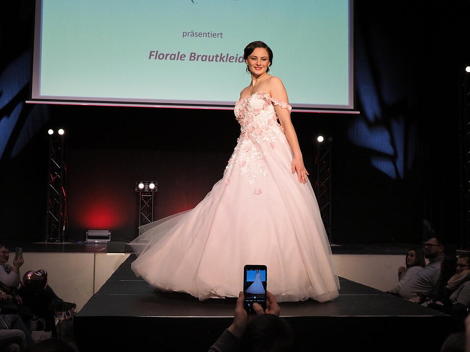 Inkl. Braut- und Festmodenschauen.