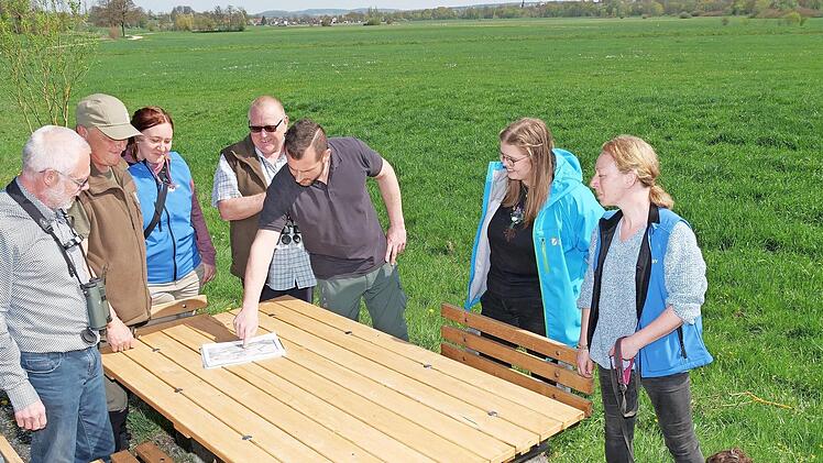 Ortstermin im Itzgrund (von links): Frank Rei&szlig;enweber, Hans-Karl Schleicher, Marlene Klisa (LBV), J&ouml;rg Fischer, Phillip Wagenknecht, Karla Wittkowski (Untere Naturschutzbeh&ouml;rde) und Kerstin Cramer schauen sich Fl&auml;chen bei Gro&szlig;heirath an.