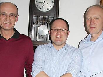 "Über Kreuz" - aber nur beim Handschlag: die beiden CSU-Landratskandidaten Wilhelm Schneider (links) und Horst Hofmann (rechts) mit dem scheidenden JU-Kreisvorsitzender Sebastian Stastny. Foto: Ralf Kestel