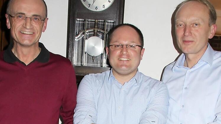 "Über Kreuz" - aber nur beim Handschlag: die beiden CSU-Landratskandidaten Wilhelm Schneider (links) und Horst Hofmann (rechts) mit dem scheidenden JU-Kreisvorsitzender Sebastian Stastny. Foto: Ralf Kestel