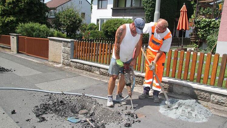 Ralf Locht und Thomas Schüßler bereiten die Egerländer Straße für die großflächige Abfräsung vor. Fotos: Sonja Adam