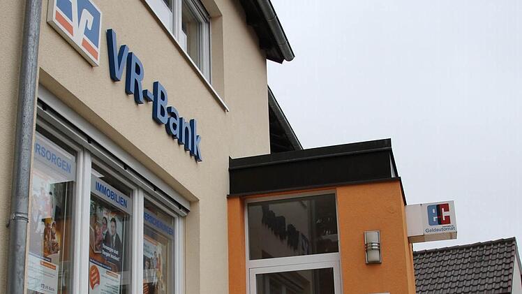 Was den Fehlalarm in der VR-Bank in Stangenroth ausgelöst hat, ist nicht bekannt.  Foto: Carmen Schmitt