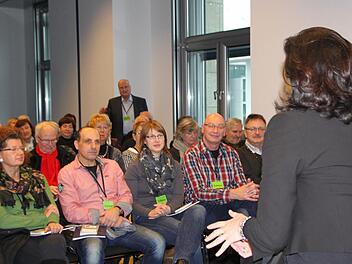Direkter Kontakt zur Bundespolitik: Kreisrat Walter Gutmann (hinten) spricht sich bei einer Gruppendiskussion im Deutschen Bundestag mit der Abgeordneten Dorothee Bär gegen die Planungen für den Bau der Stromtrasse Südlink aus. Foto: Ulrike Müller