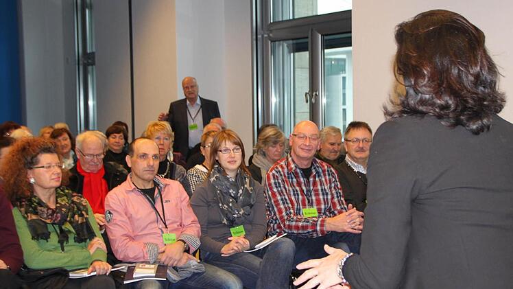 Direkter Kontakt zur Bundespolitik: Kreisrat Walter Gutmann (hinten) spricht sich bei einer Gruppendiskussion im Deutschen Bundestag mit der Abgeordneten Dorothee Bär gegen die Planungen für den Bau der Stromtrasse Südlink aus. Foto: Ulrike Müller