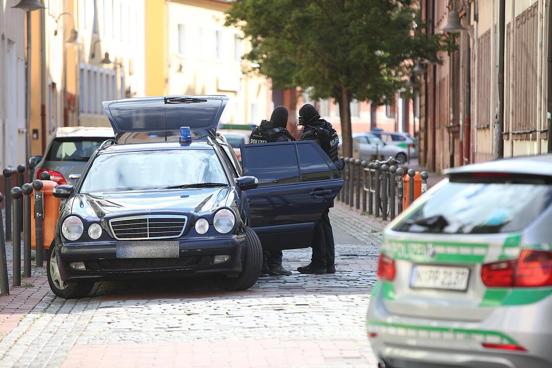 SEK Einsatz - Mann droht mit angeblicher Waffe