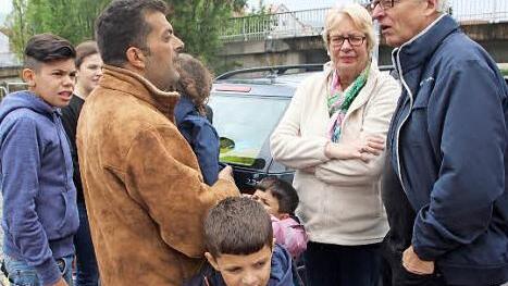 Wolfgang und Christel Maassen (rechts) haben einen Kofferraum voller Hilfsgüter für Flüchtlinge eingekauft. Ein syrischer Vater bedankt sich.