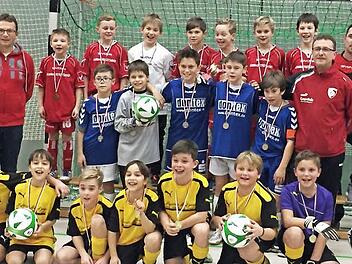 Der TSV Küps (vorne mit den Trainern Thorsten Gerke/links und Frank Göppner/rechts) hat das E-Junioren-Turnier in Weißenbrunn gewonnen. Zweiter wurde der FC Kronach (Mitte zusammen mit Trainer Michael Biesenecker/rechts) vor dem TSV Weißenbrunn (hinten). Mit im Bild (hinten links) Turnierleiter Dietmar Bauer sowie (von rechts) Zweiter Bürgermeister Michael Bohl und TSV-Trainer Thomas Botradi. Foto: Dieter Wolf
