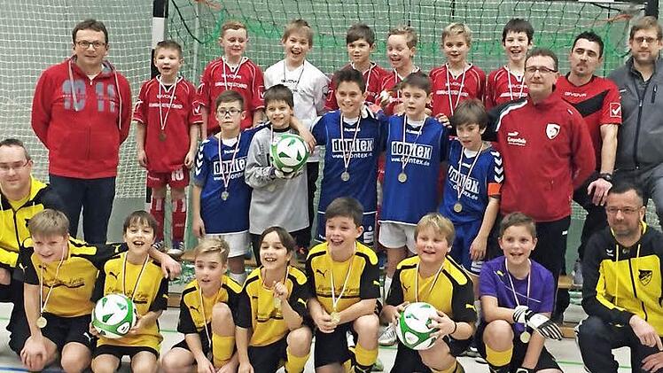 Der TSV Küps (vorne mit den Trainern Thorsten Gerke/links und Frank Göppner/rechts) hat das E-Junioren-Turnier in Weißenbrunn gewonnen. Zweiter wurde der FC Kronach (Mitte zusammen mit Trainer Michael Biesenecker/rechts) vor dem TSV Weißenbrunn (hinten). Mit im Bild (hinten links) Turnierleiter Dietmar Bauer sowie (von rechts) Zweiter Bürgermeister Michael Bohl und TSV-Trainer Thomas Botradi. Foto: Dieter Wolf