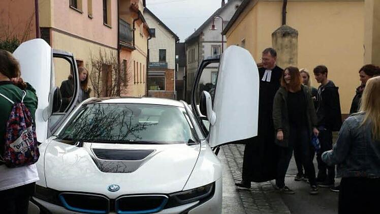 Die Konfirmanden staunten, als Pfarrer Oertel in den Sportwagen einstieg.