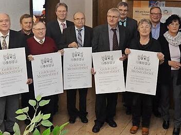 Die Jubilare, die mit dem Goldenen Meisterbrief ausgezeichnet wurden. Mit im Bild von links Edith Wunder (stellvertretende Kreishandwerksmeisterin), Heinrich Schneider (Kreishandwerksmeister), Matthias Graßmann (Vizepräsident der Handwerkskammer für Oberfranken), Landrat Klaus Löffler (8. v. l.) sowie einige Jungmeister und Gerhard Löffler (4. v. r.) und Richard Eichhorn (6. v. r.), beide stellvertretende Kreishandwerksmeister und Stefan Stahl (8. v.r.) Innungs- Obermeister Uhrmacher- Gold- u...