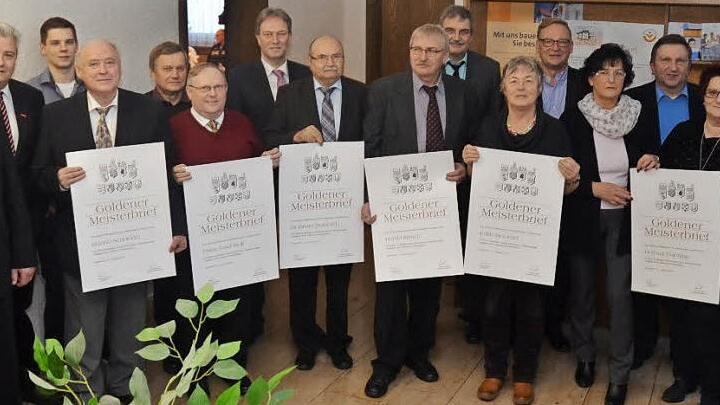 Die Jubilare, die mit dem Goldenen Meisterbrief ausgezeichnet wurden. Mit im Bild von links Edith Wunder (stellvertretende Kreishandwerksmeisterin), Heinrich Schneider (Kreishandwerksmeister), Matthias Graßmann (Vizepräsident der Handwerkskammer für Oberfranken), Landrat Klaus Löffler (8. v. l.) sowie einige Jungmeister und Gerhard Löffler (4. v. r.) und Richard Eichhorn (6. v. r.), beide stellvertretende Kreishandwerksmeister und Stefan Stahl (8. v.r.) Innungs- Obermeister Uhrmacher- Gold- u...