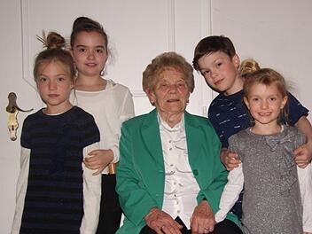 Maxima, Constantin, Neele und Moni nehmen ihre Uroma Josefine "Finchen" Trautenbach in die Mitte.  Foto: Robert Schmitt