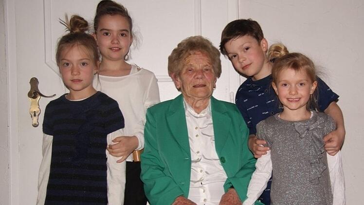 Maxima, Constantin, Neele und Moni nehmen ihre Uroma Josefine "Finchen" Trautenbach in die Mitte.  Foto: Robert Schmitt