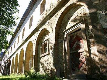 Das alte Schloss in Gereuth muss dringend notgesichert werden, Mauerwerk und Dach sind schwer beschädigt. Foto: Archiv/Eckehard Kiesewetter