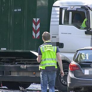 B 8 zwischen Waldbüttelbrunn und Höchberg: Motorrad-Fahrer kollidiert mit Lkw und stirbt