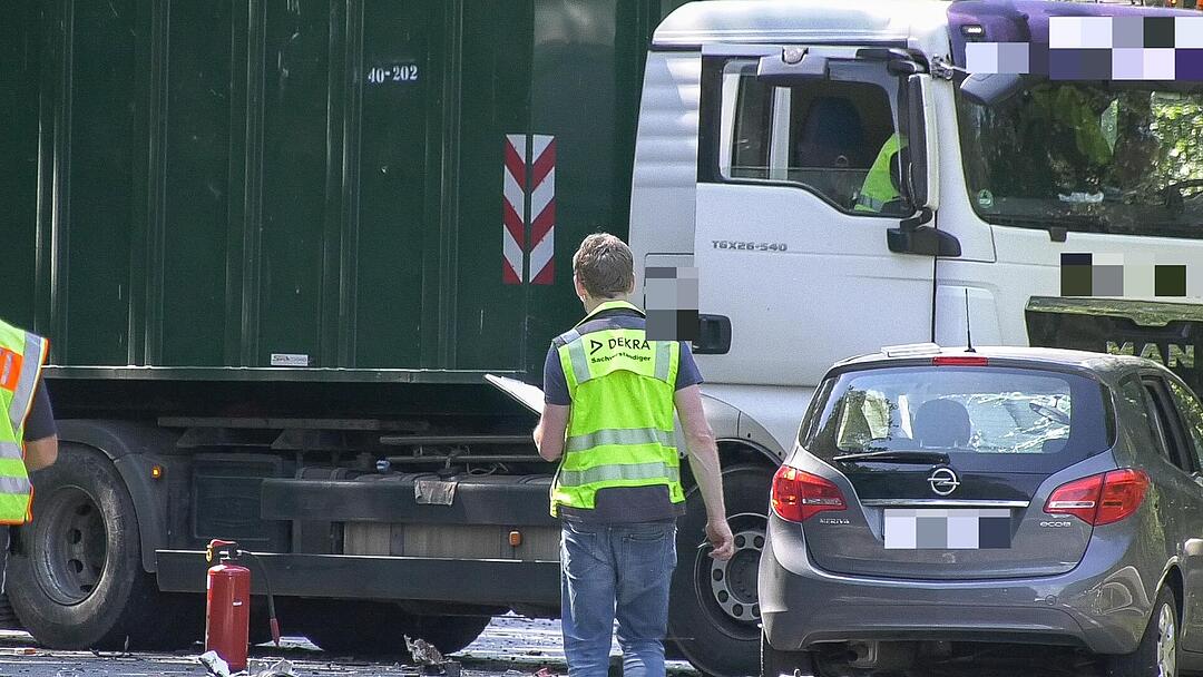 B 8 zwischen Waldbüttelbrunn und Höchberg: Motorrad-Fahrer kollidiert mit Lkw und stirbt