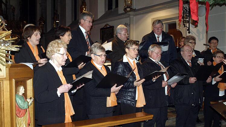 Die Chorgemeinschaft Steinwiesen-Nurn unter der  Leitung von Stefan Reuther. Foto: Susanne Deuerling
