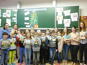 Die "Projekt-Lehrerinnen" des Franz-Miltenberger-Gymnasiums Lena Wolf, Sophia Schumm und Nina Küntzel mit ihren Schülern  der 4a. Foto: Evelyn Schneider