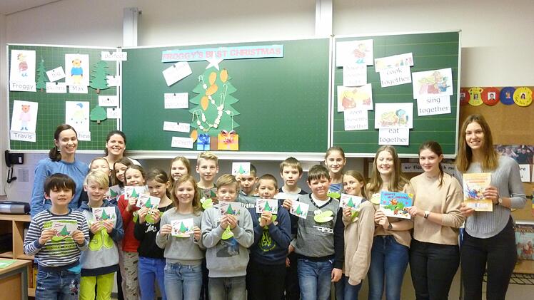 Die "Projekt-Lehrerinnen" des Franz-Miltenberger-Gymnasiums Lena Wolf, Sophia Schumm und Nina Küntzel mit ihren Schülern  der 4a. Foto: Evelyn Schneider