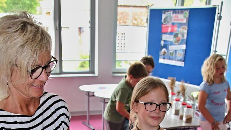 Fühlen lässt Schulleiterin Gudrun Schnitzer was sich in den Fühlsäckchen befinden könnte. Foto: Helmut Will