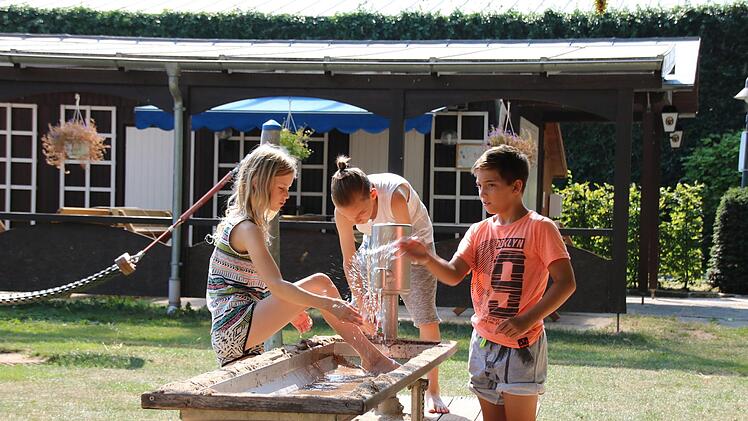 Wasser spielt nicht nur in Form der Heilquellen eine große Rolle im Staatsbad Brückenau, sondern auch auf dem Spielplatz. Elisabeth, Johann und David testen die Wasser-Spiele.  Foto: Ralf Ruppert
