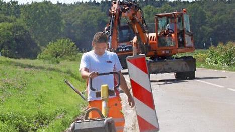 Parallel zu den Arbeiten an der Ortsdurchfahrt werden zwischen Gosberg und dem Bahnhof Pinzberg die Bankette befestigt.