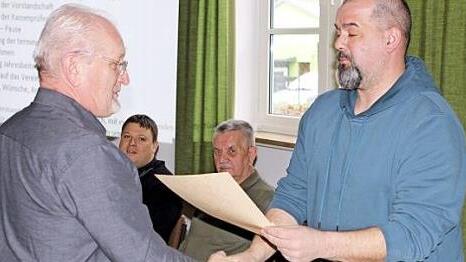 Auch Albert Müller (li.) aus Rugendorf ist den Nordhalbener Sportfischern 50 Jahre lang treu und wurde dafür mit einer Urkunde geehrt.