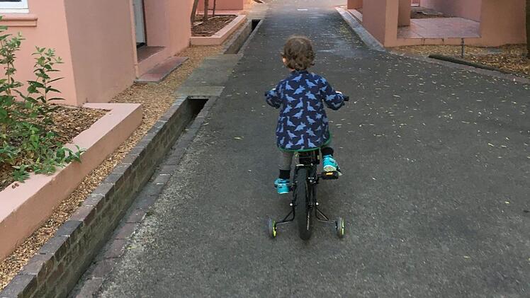Söhnchen Oskar lernt auf den verlassenen Wegen der Hotelanlage, Fahrrad zu fahren.Sigi Dresen
