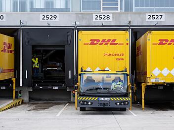 DHL erhöht Preise teils drastisch - diese Kunden sind vor allem betroffen DHL erhöht Preise teils drastisch - diese Kunden sind vor allem betroffen