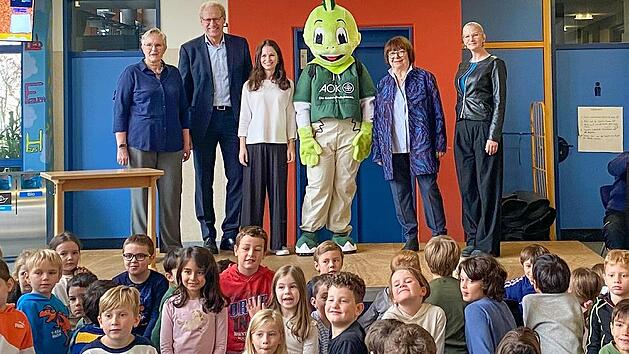 Die Sch&uuml;ler der Privaten Grund- und Mittelschule Liebfrauenhaus bekamen von Vertretern der Stadt Herzogenaurach stellvertretend f&uuml;r alle Sch&uuml;ler in der Stadt eine gef&uuml;llte Pausenbrotbox &uuml;berreicht.