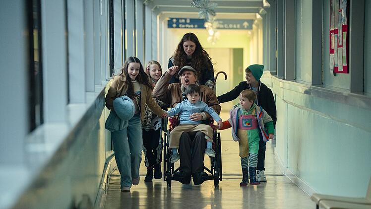 Junes &uuml;berforderter Ehemann Bernie (Timothy Spall) kommt durch den jugendlichen &Uuml;bermut seiner Enkelkinder auf andere Gedanken.