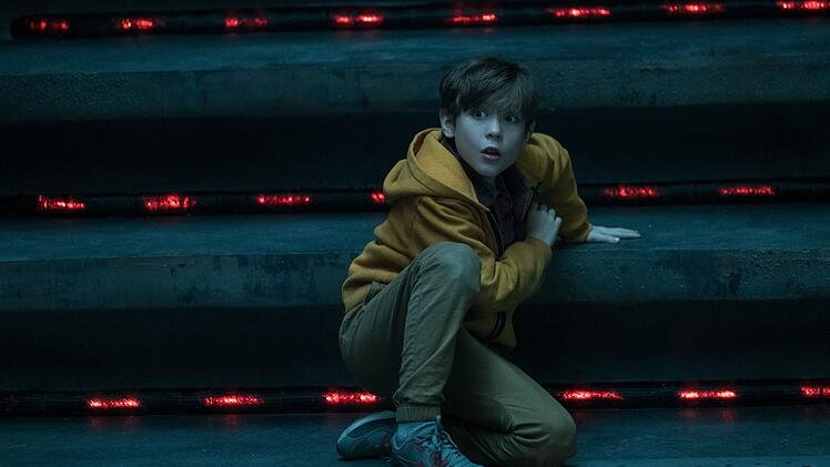 Rory (Jacob Tremblay, Bild) hat die Aliens versehentlich auf die Erde gelockt. Papa Quinn (Boyd Holbrook) muss es nun richten.