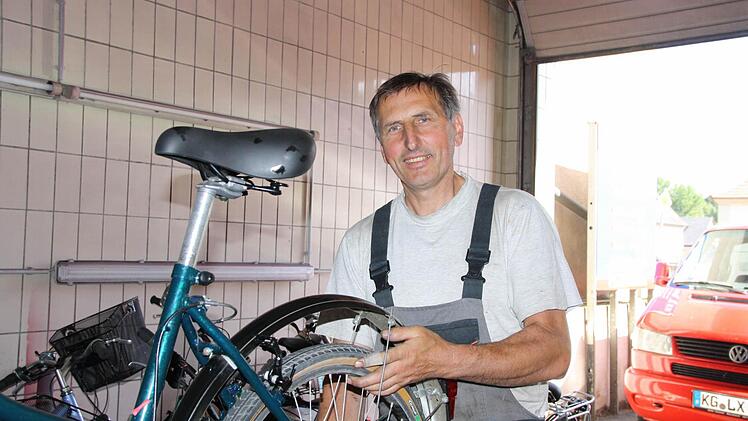 Wolfgang Denner, Vorsitzender des Gewerbevereins, lässt seine Auto- und Fahrrad-Werkstatt heute zu, obwohl in Maßbach heuer (noch) kein Feiertag ist. Seine Mitarbeiter bekommen frei. Fotos: Ralf Ruppert