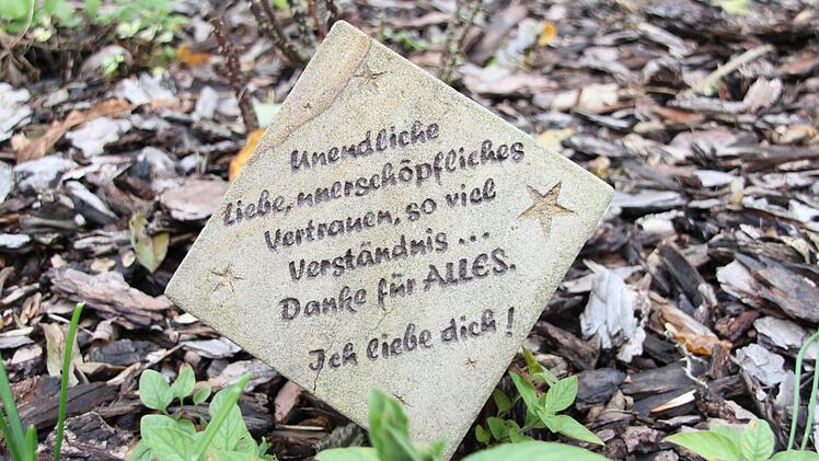 Der Gedenkstein von Chihuahua-Hündin Lady.