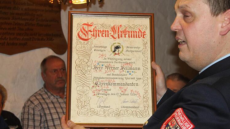 Die Ehrenurkunde für den neuen Ehrenkommandanten wurde vom aktiven Kommandanten Thomas Schneider übergeben. Foto: Michael Busch