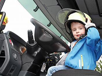 Auch die Jugendfeuerwehr mischte beim Frühlingsfest mit: Mal in einem echten Einsatzfahrzeug sitzen, das macht Spaß. Fotos: Gerda Völk