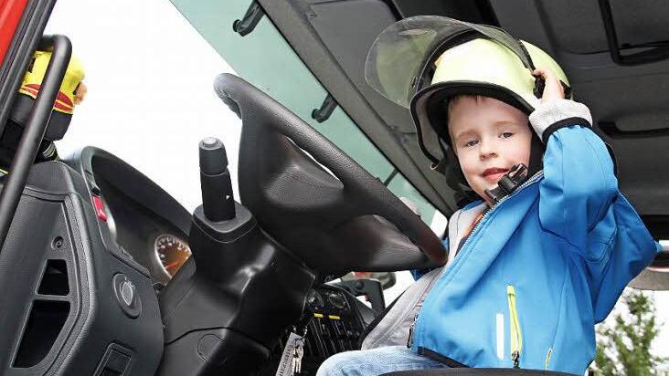 Auch die Jugendfeuerwehr mischte beim Frühlingsfest mit: Mal in einem echten Einsatzfahrzeug sitzen, das macht Spaß. Fotos: Gerda Völk