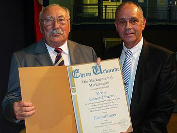 Der Marktleugaster Bürgermeister Franz Uome (rechts) überreicht dem neuen Ehrenbürger der Oberlandgemeinde, Pilisszentivans Bürgermeister Gabor Penzes, die schmucke Urkunde. Fotos: Klaus-Peter Wulf