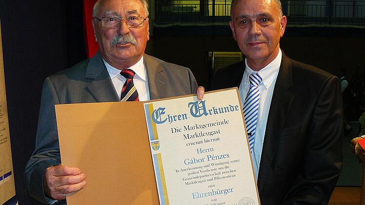 Der Marktleugaster Bürgermeister Franz Uome (rechts) überreicht dem neuen Ehrenbürger der Oberlandgemeinde, Pilisszentivans Bürgermeister Gabor Penzes, die schmucke Urkunde. Fotos: Klaus-Peter Wulf
